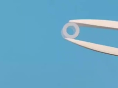 작은 크기의 사피어 튜브 가 닦여